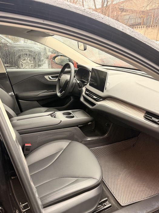 Hongqi E-QM5, 2025 года, рестайлинг