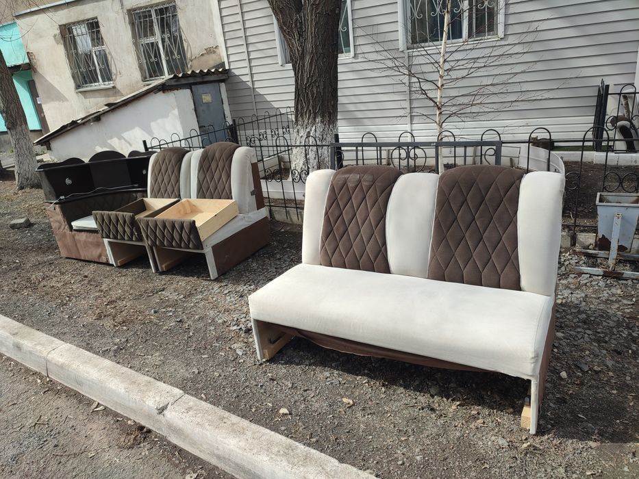 Диван даром. Самовывоз с Горняка Сегодня.