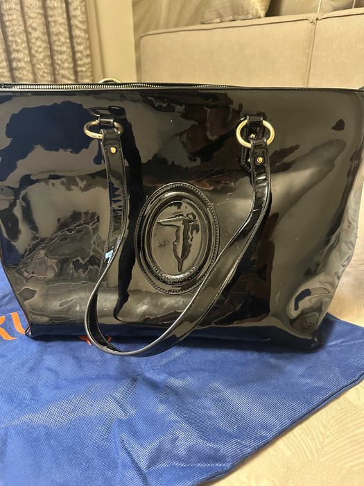 Оригинална лачена чанта Trussardi