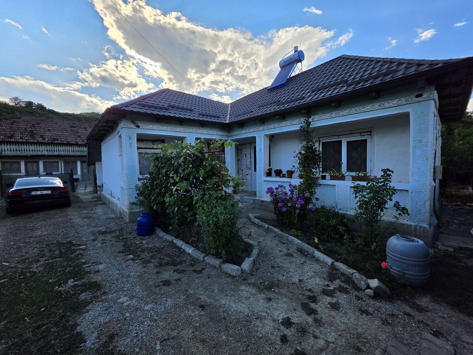 Casa de vânzare in Târgu Ocna plus teren 2700 mp