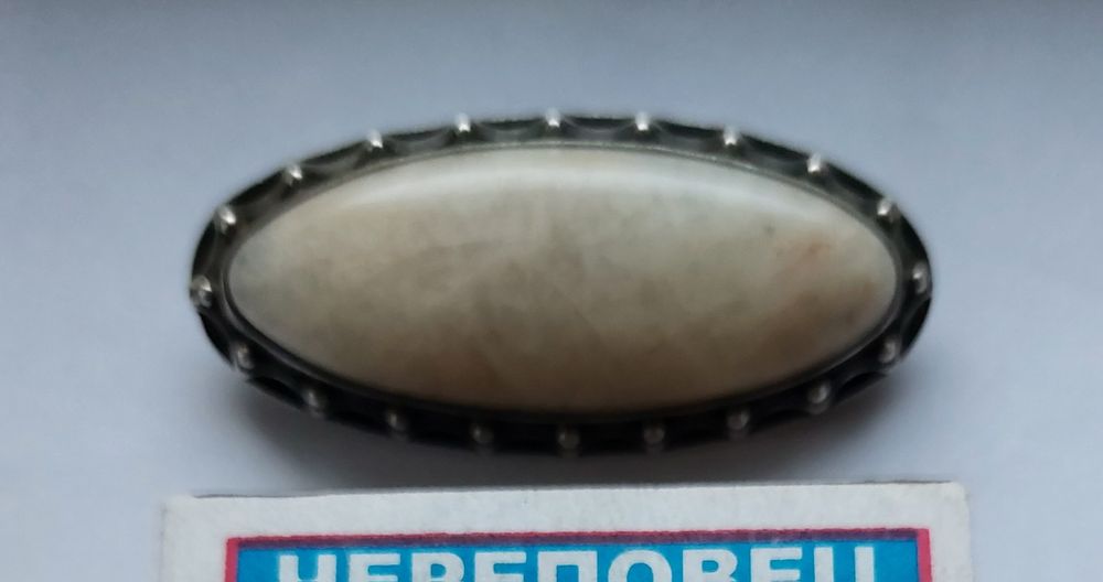 Брошка серебро 875 проба. Брошь с камнем