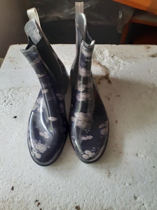 Vând foarte convenabil o pereche de cizme de cauciuc