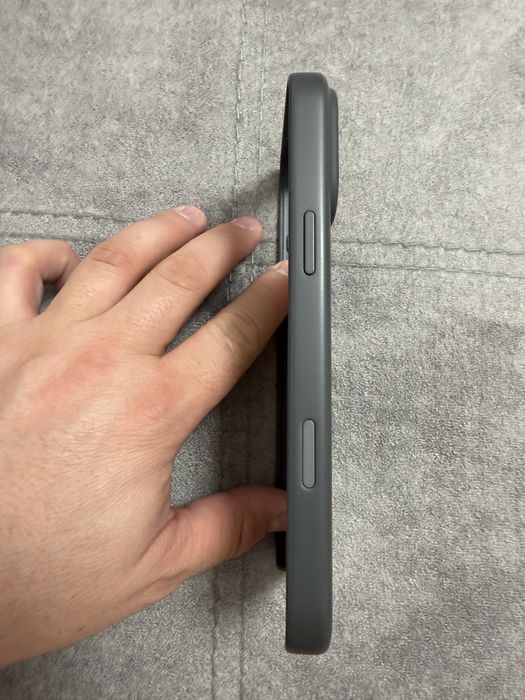 Husa Iphone 17 pro max BEATS