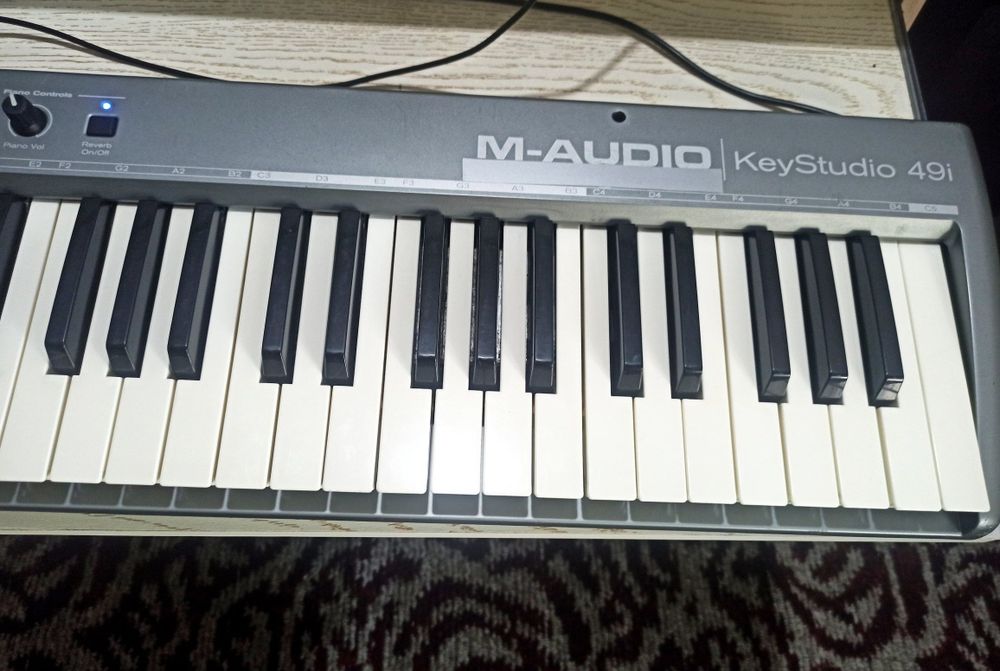 M-Audio KeyStudio 49I midi klavish sotiladi