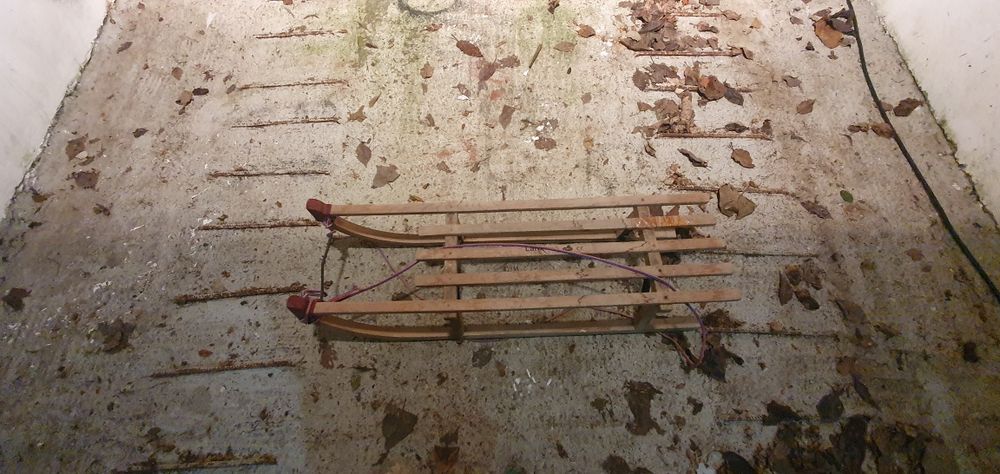 Sanie lemn folosita.