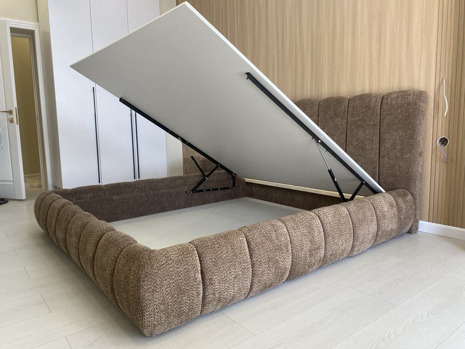 Кровать двуспальная с подъемным механизмом