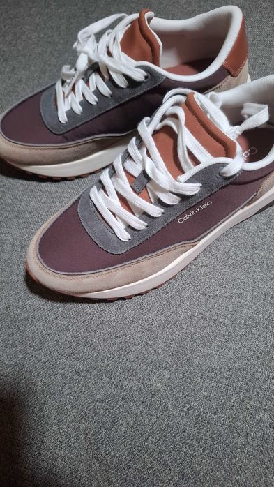 Adidasi Calvin Klein noi cu eticheta marimea 41 piele caprioara plus material 350 lei fix.