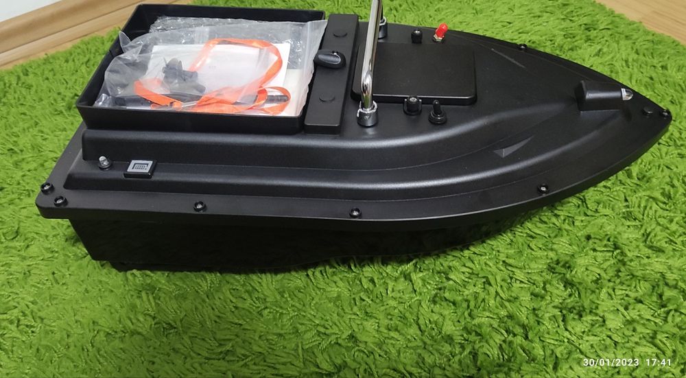 Лодка за захранка с автопилот 500м.обхват 5200mA батерия