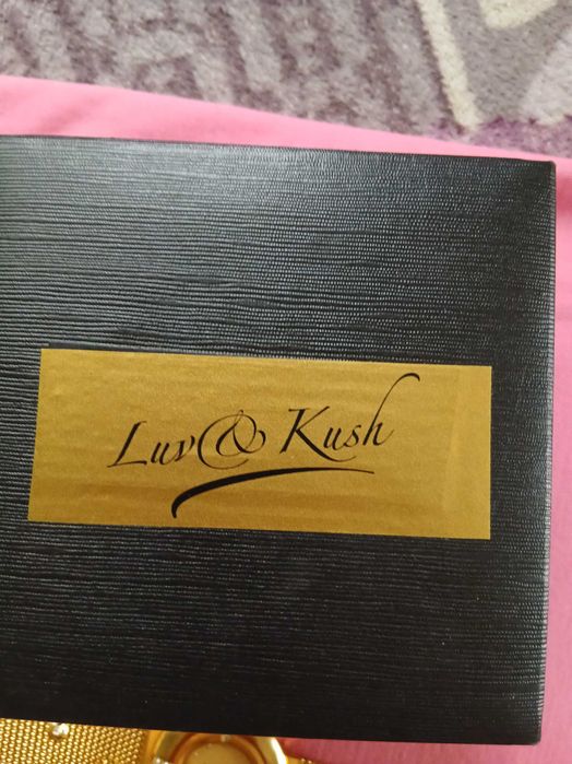 Елегантен позлатен часовник Luv & Kush