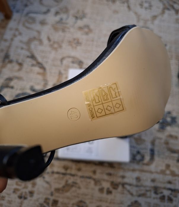 Vand sandale cu toc, noi, de 11cm mărime 42 merge si la marime 41.