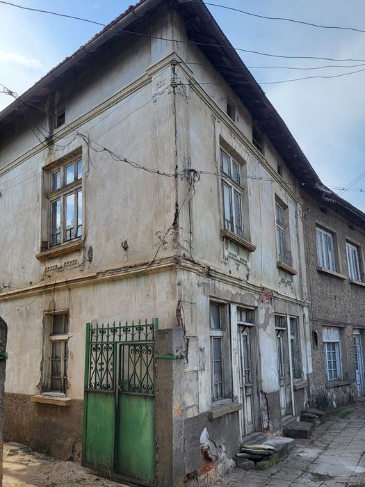 Къща с 2658 кв.м. парцел в с. Петревене