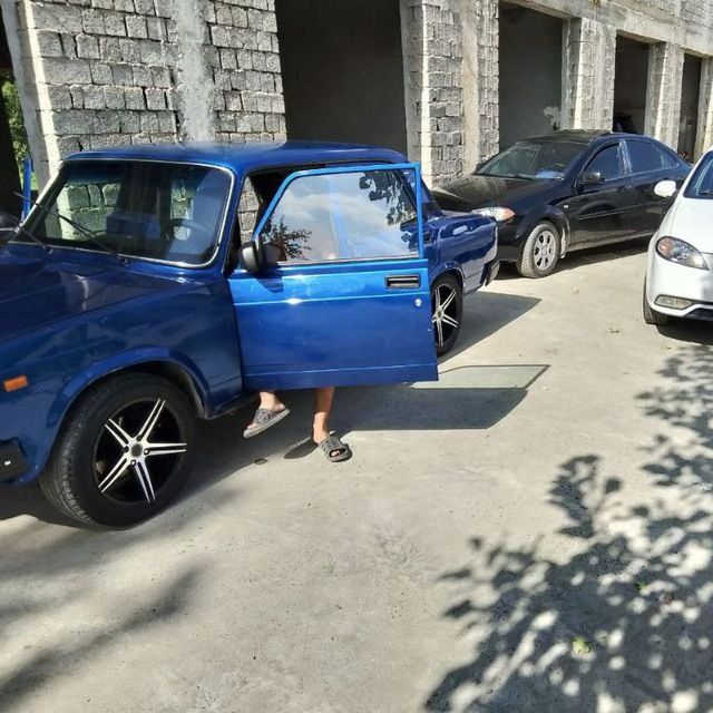 Vaz-2107 sotiladi