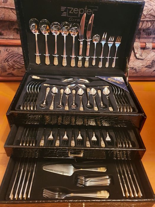 Продаю столовый набор в кожанном чемодане.