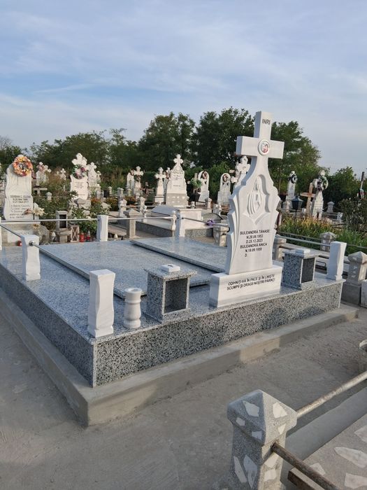 Monumente funerare...