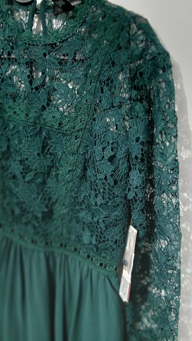 Елегантна рокля в тъмно изумрудено зелено с дантела и шифон – AQUA,