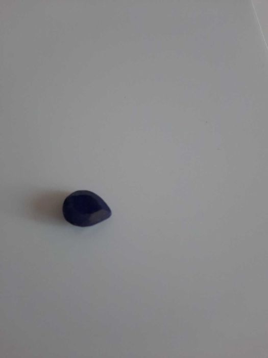 Необработвани, естествени скъпоценни камъни