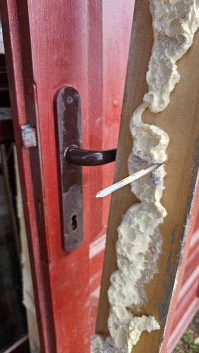 Uși si ferestre cu geam si feronerie