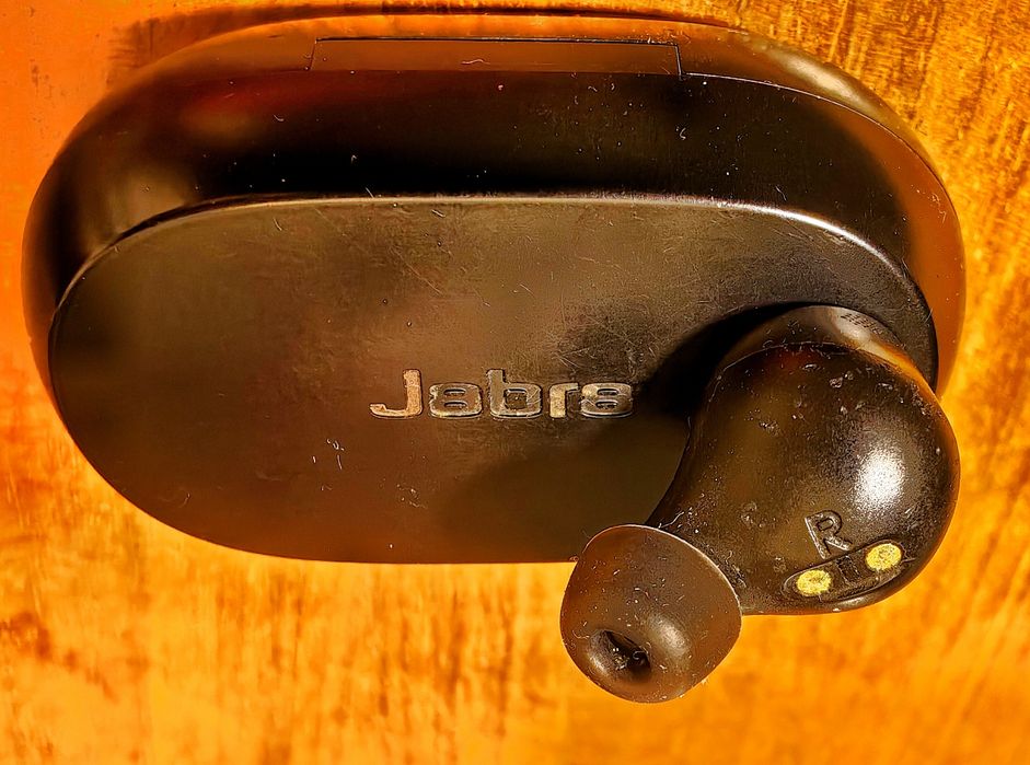 Jabra Elite 7 Pro, дясната слушалка и кейсът  за зарежданене