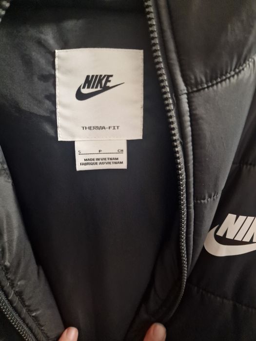 Vând Geaca Nike produsul arata 9/10