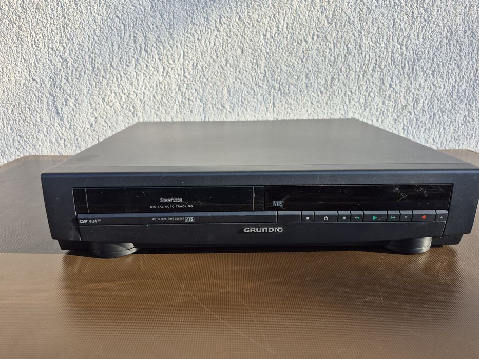 Vand video cassette recorder marca Grunding model GV404SV,Megalogic ,