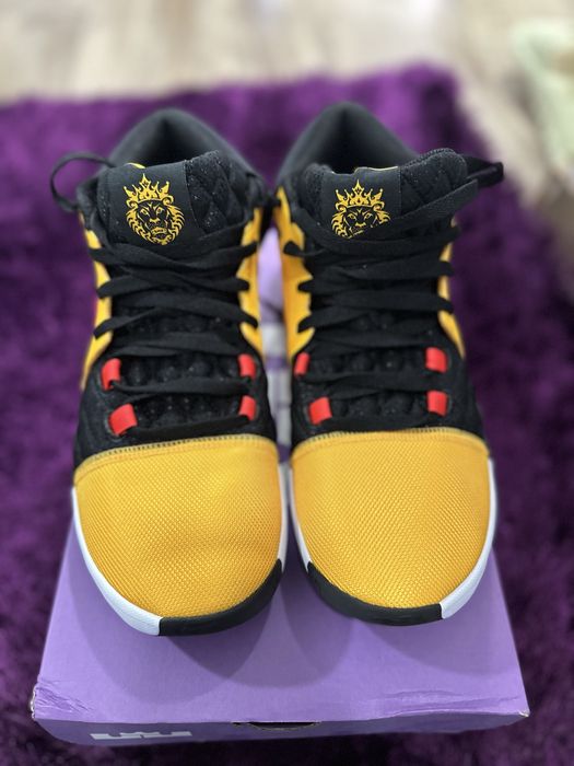NIKE Lebron WitnessVlll  NR 42,5 NOI Originali
