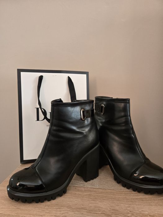 Черни боти на ток