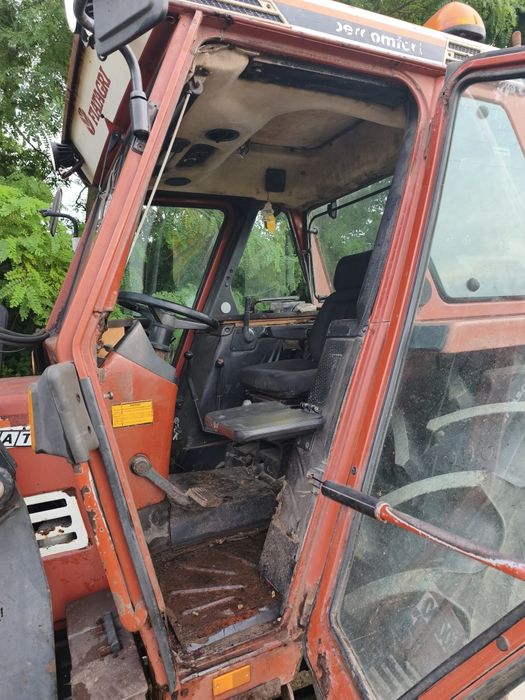 Tractor Fiat Agri 100-90 cu încărcător frontal.
