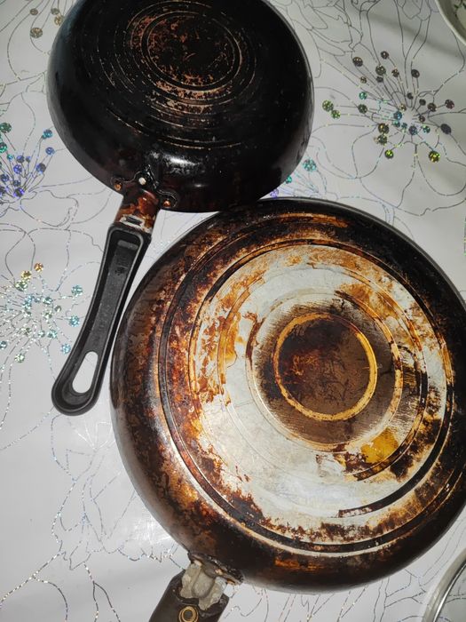 Сковородки 2 штуки б/у
