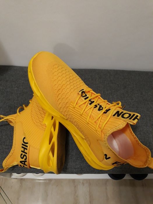 Vand Adidasi marimea 48.