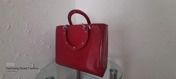 Geanta de lac de culoare rosie. Pret 100 lei