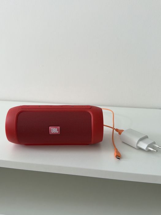 Колонка JBL с зарядным устройством