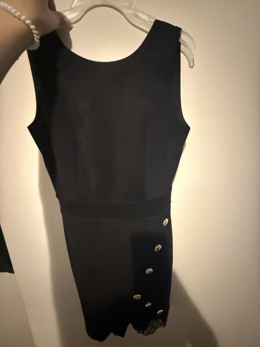 Дамска рокля с гол гръб