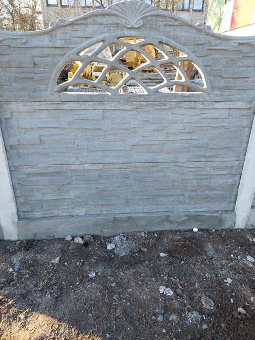 Executăm gard de plăci și beton