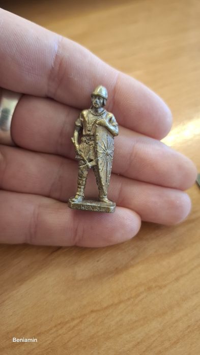 Vând lot de 4 figurine metalice originale Kinder Surprise (Ferrero)