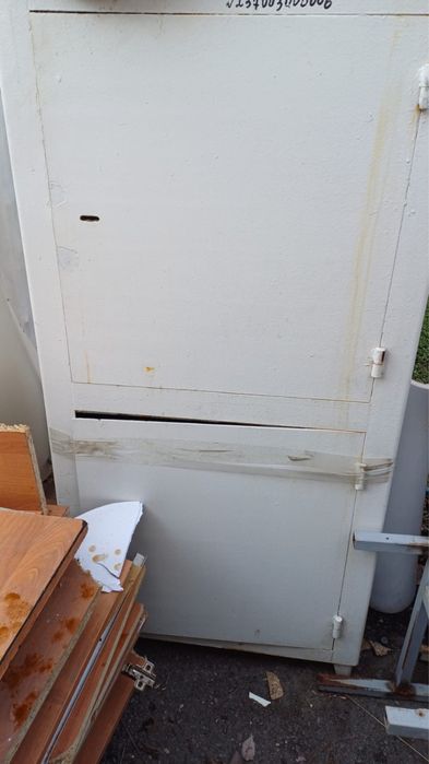 Продам железный сейф.