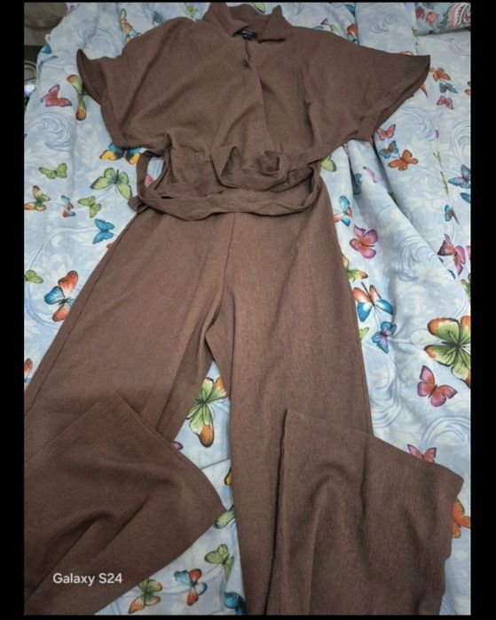 Salopeta maro, cu buzunare.