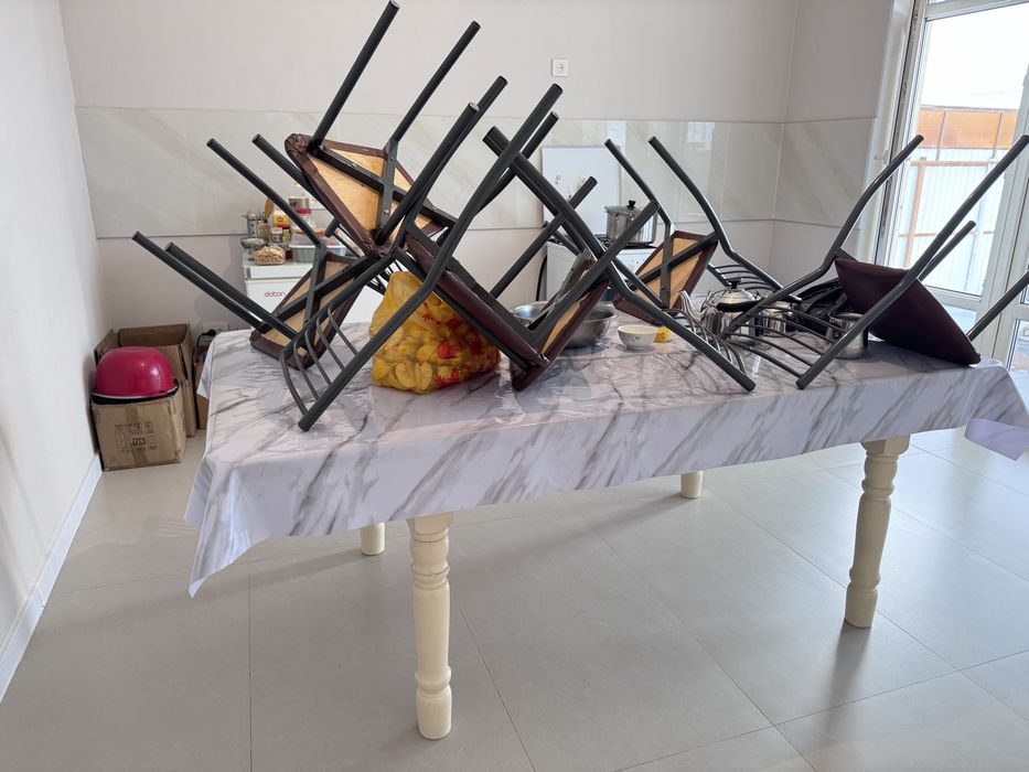 Продам стол из дерево цвет слоновая кость