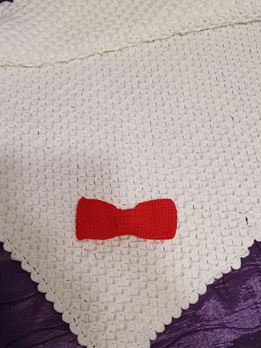 Бебешко снежно бяло одеалце с червена панделка