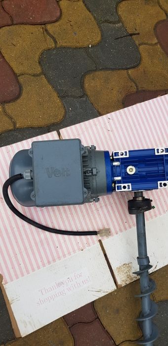 vând  motor cu reductor  aproape nou.
