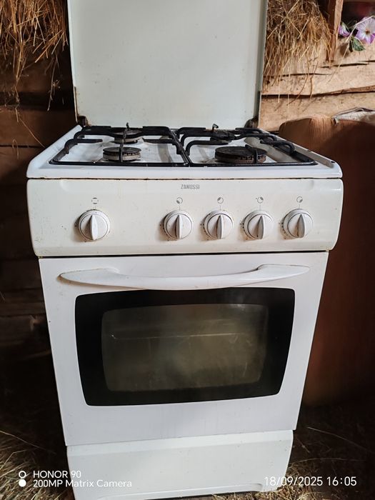 Vand aragaz în stare buna și combina frigorifica