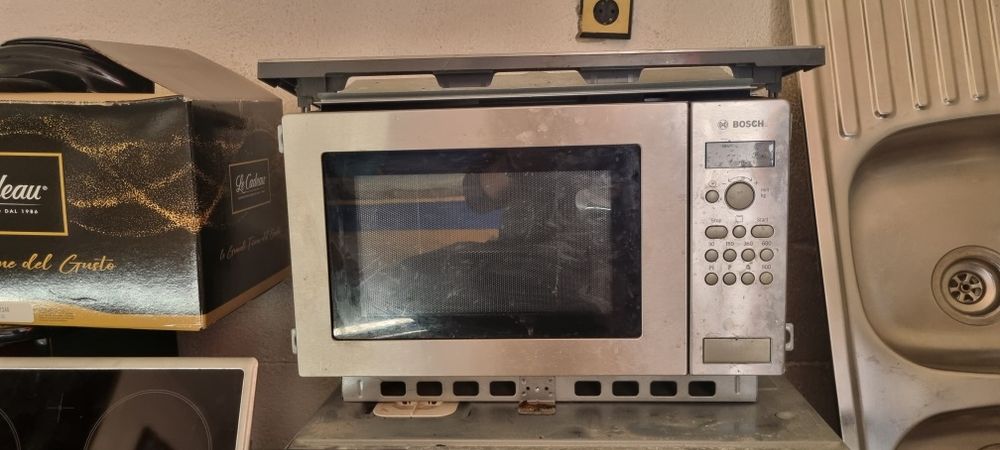 Фурна,котлони, микровълнова фурна, и мивка със смесител