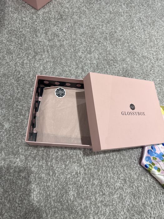 Новый шелковый Платок, очень нежный и красивый. Размер 60*60см.