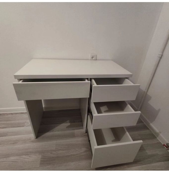 Рабочий стол и кровать