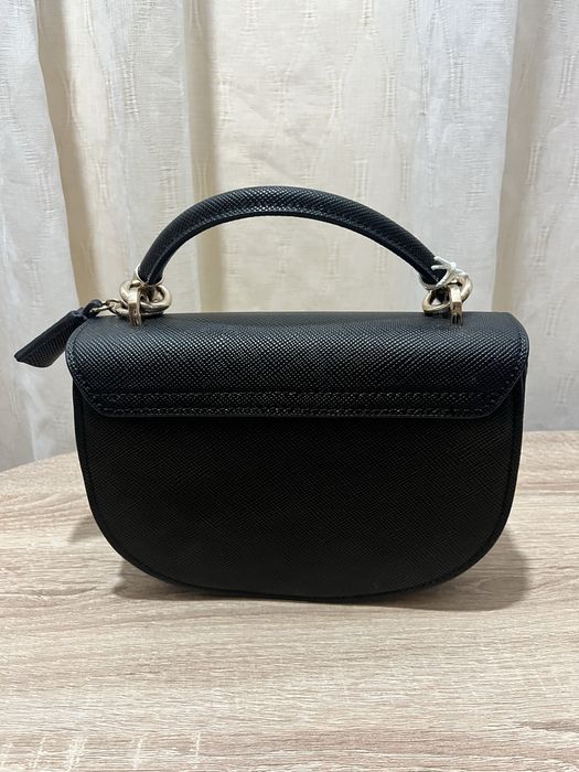 Розова/черна чанта на марката Guess