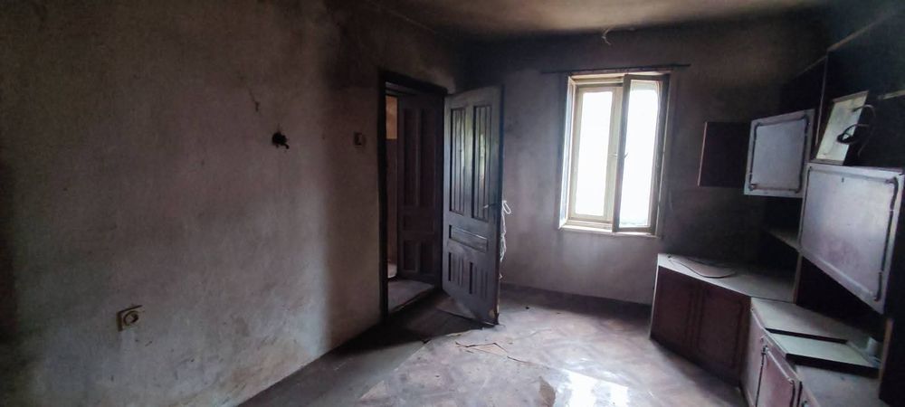 Продавам стара  тухлена къща