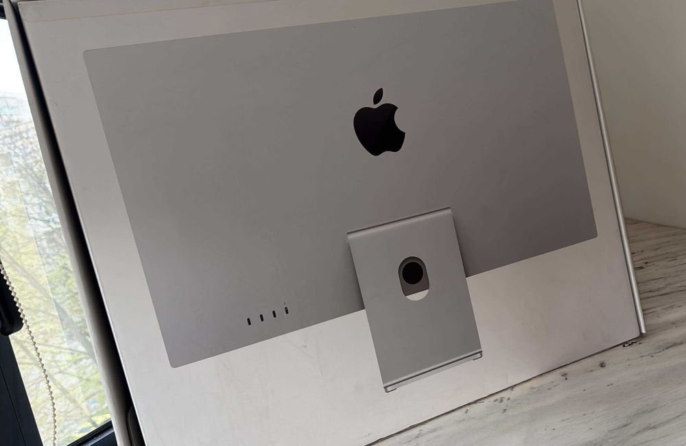 Apple Studio Display – 27” 5K, mică imperfecțiune estetică (neobservabilă, pe rama)