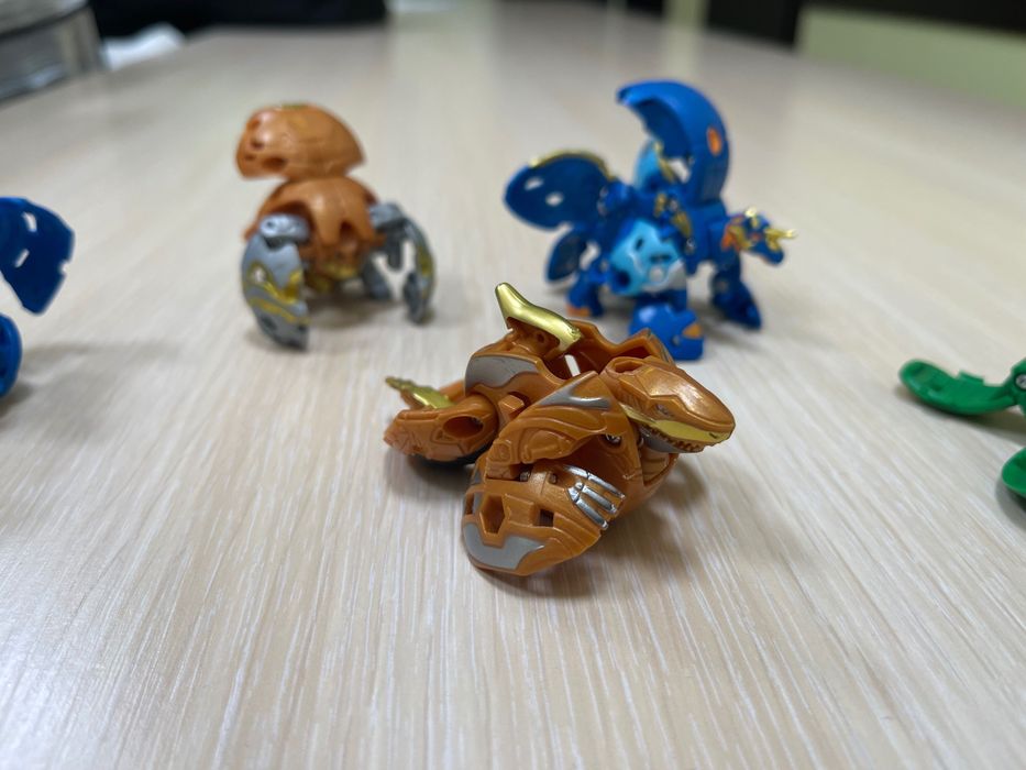 5 броя Bakugan – трансформиращи се фигурки