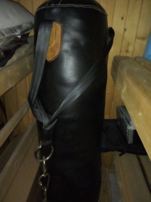 Спортивная боксёрская груша.