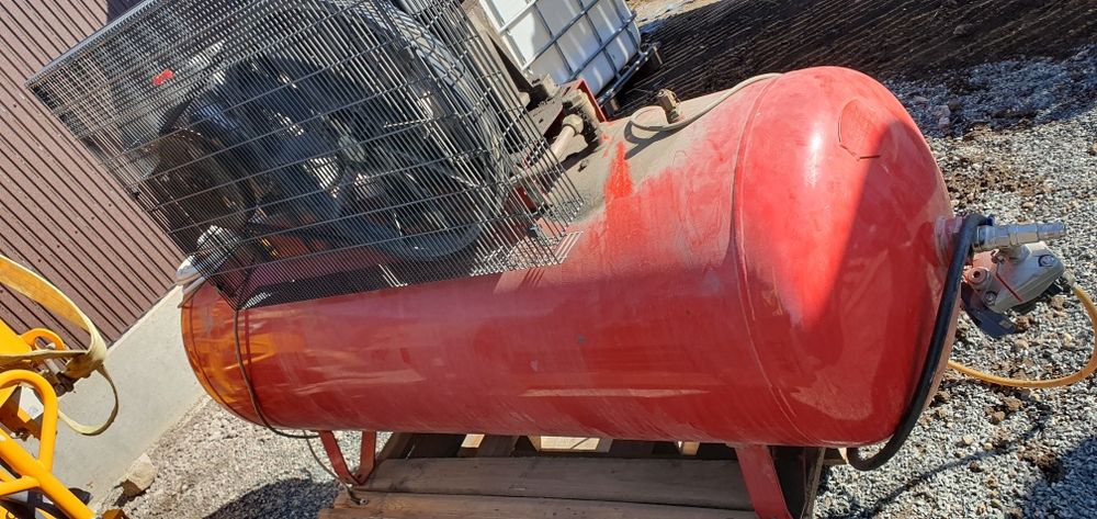 Compresor cu piston fini