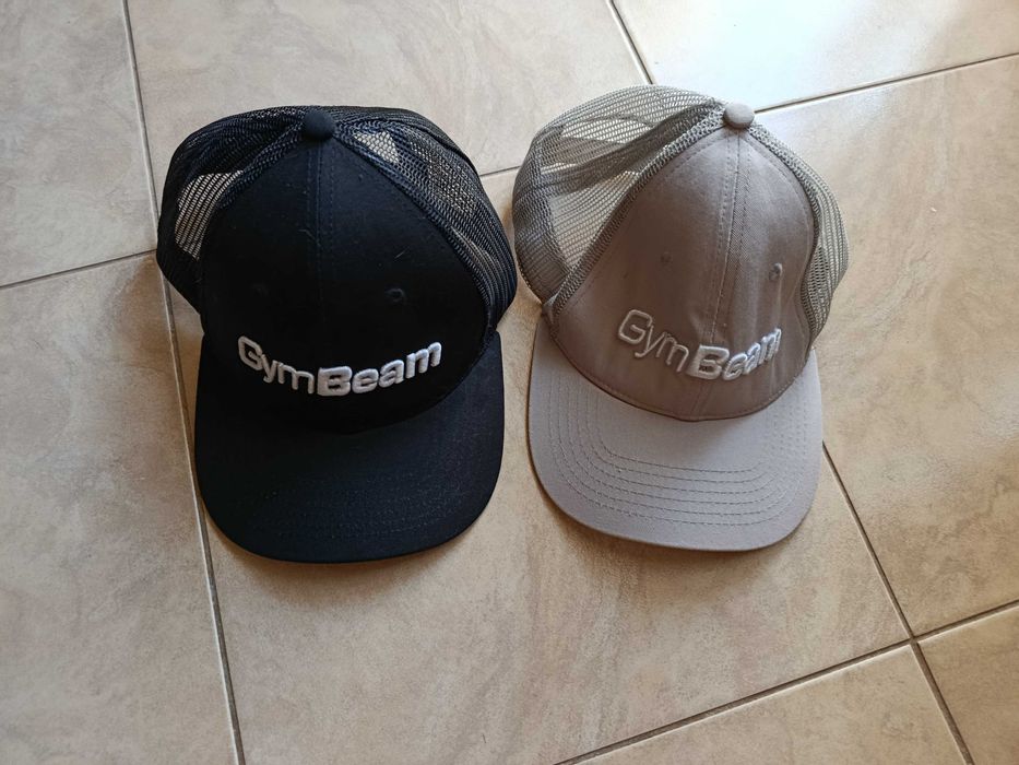 Шапка с козирка- GymBeam